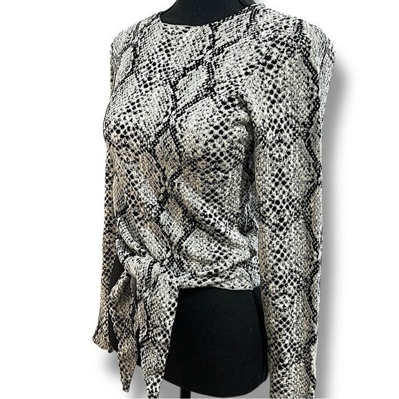 GUESS black and white Reptile Print cropped long sleeve tie front Sweater SM - Picture 14 of 15